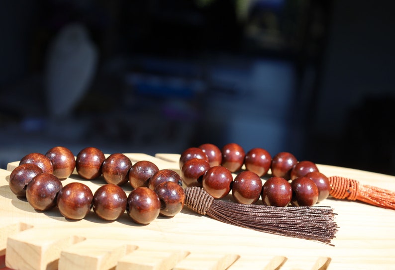 GURU SET 18mm big Sandalwood Beads Bracelet Sacred wood is revered for its calming properties.