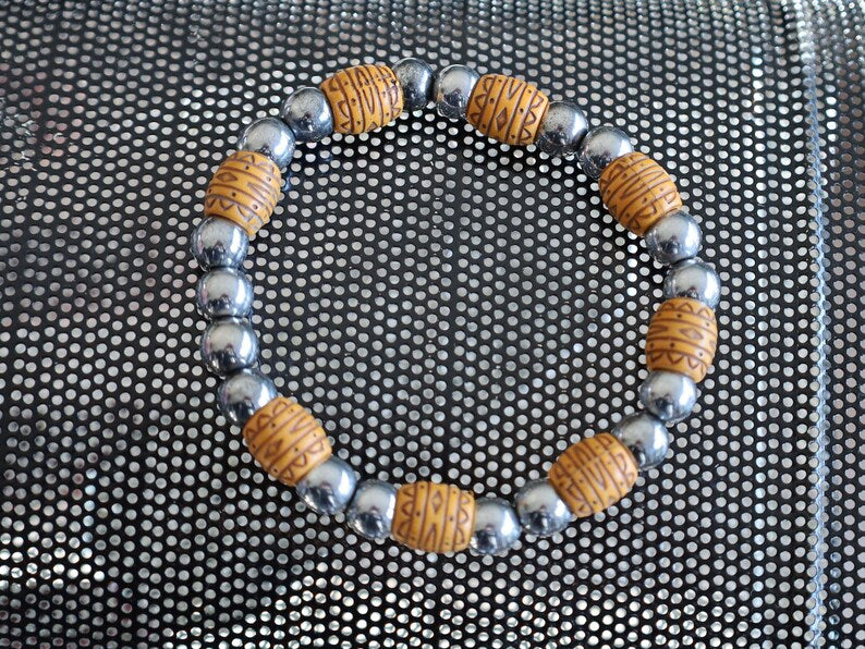 The Hematite crystal bracelet with Barrel Beads Imitation Wood Beads Acrylic Spaced Beads.