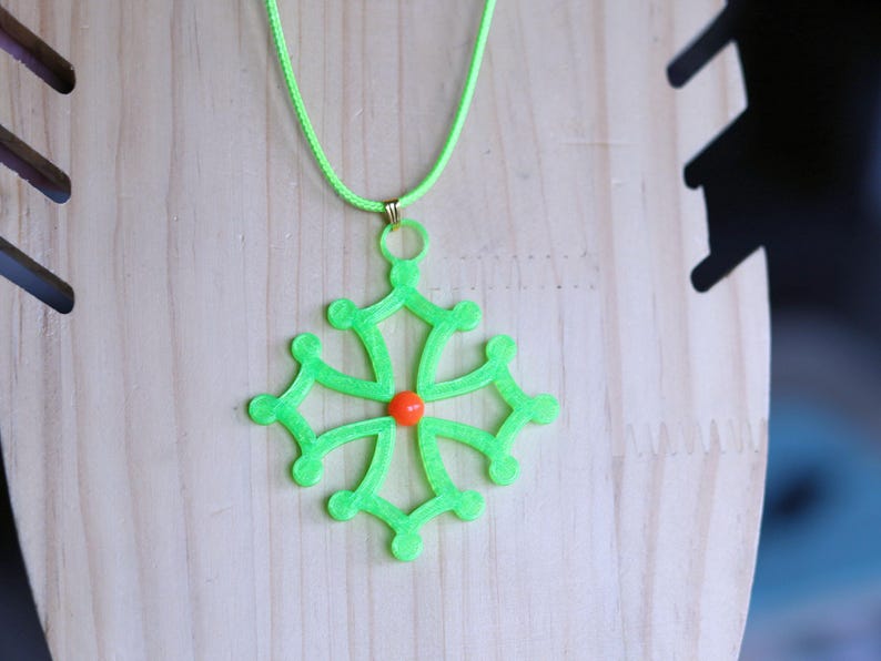 Wajakaa 3D-Printed Luminous Necklaces – Exclusive, Unique & UV-Reactive! amazing, strong luminous necklaces.  Get yours before they’re gone!
