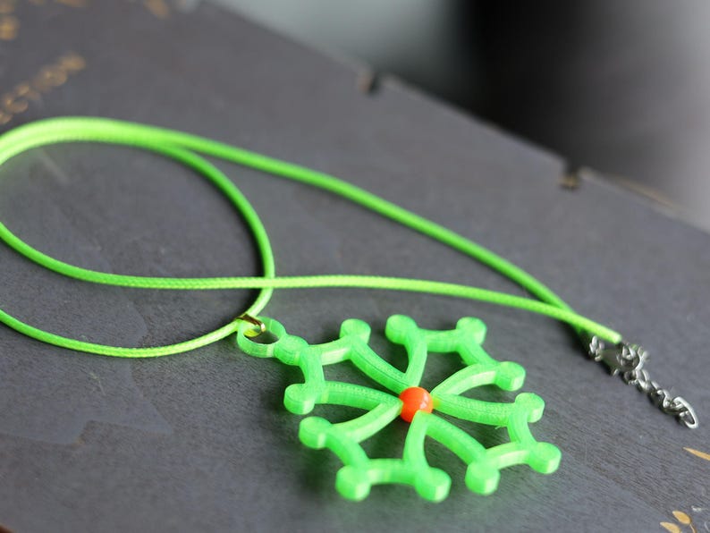 Wajakaa 3D-Printed Luminous Necklaces – Exclusive, Unique & UV-Reactive! amazing, strong luminous necklaces.  Get yours before they’re gone!