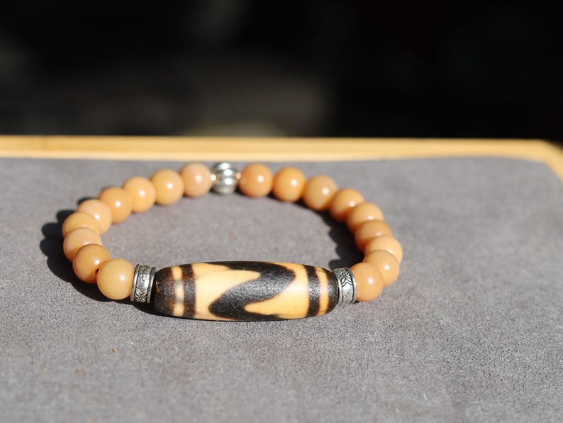 Old DZI Tiger’s pattern Bracelet with Weathered Brown Natural Bodhi Round Beads bracelet. As a spiritual guardian, safety and  well-being