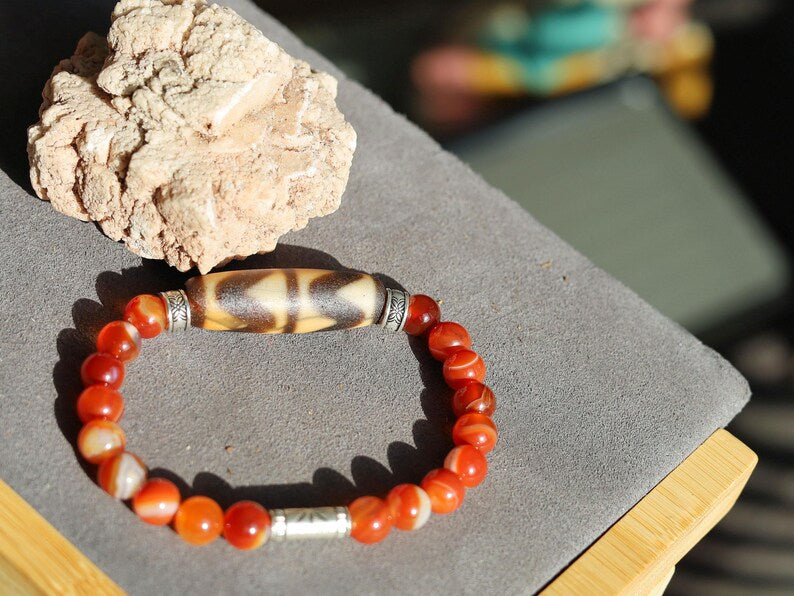 Old Double DZI Tiger’s Teeth Bracelet with Red Agate was known as the Warriors Stone. face challenges and adversities, protective amulets