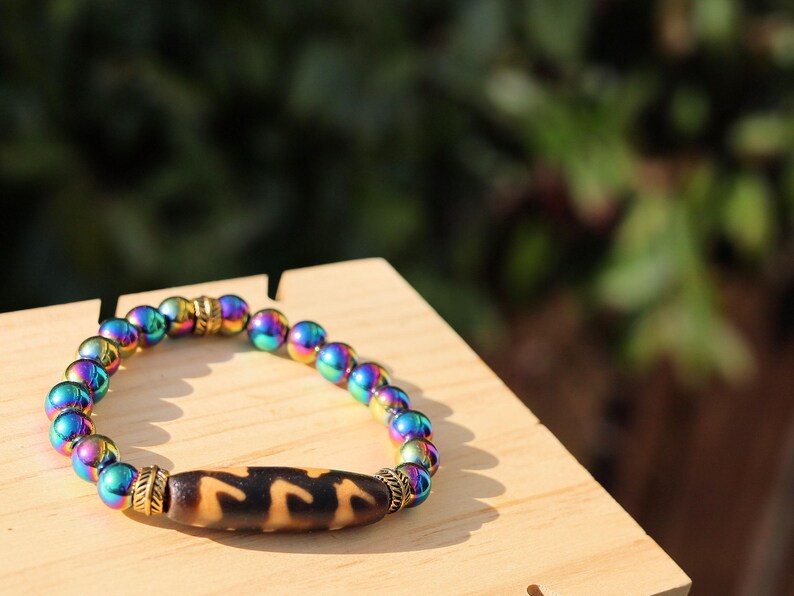 Old DZI Tiger’s pattern Bracelet with Weathered Brown Natural Bodhi Round Beads bracelet. As a spiritual guardian, safety and  well-being