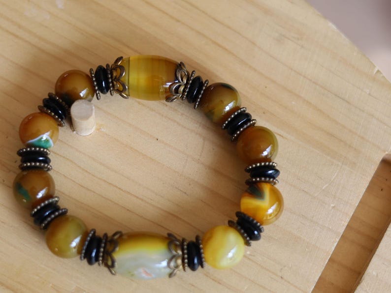 Tibetan Dragon Grain Dzi Bead Bracelet – Old Agate Collection. Experience the timeless artistry and mystic energy of the Himalayas